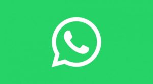 Obrázek se zeleným pozadím zobrazující logo aplikace WhatsApp