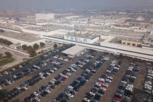 Letecký snímek jedné z poboček Tesly - Gigafactory