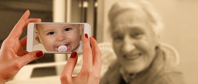Patří mobilní telefon do rukou malého dítěte?